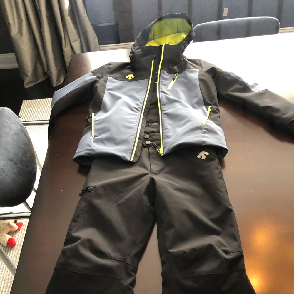 Boys size 10 Descente ski jacket and pants